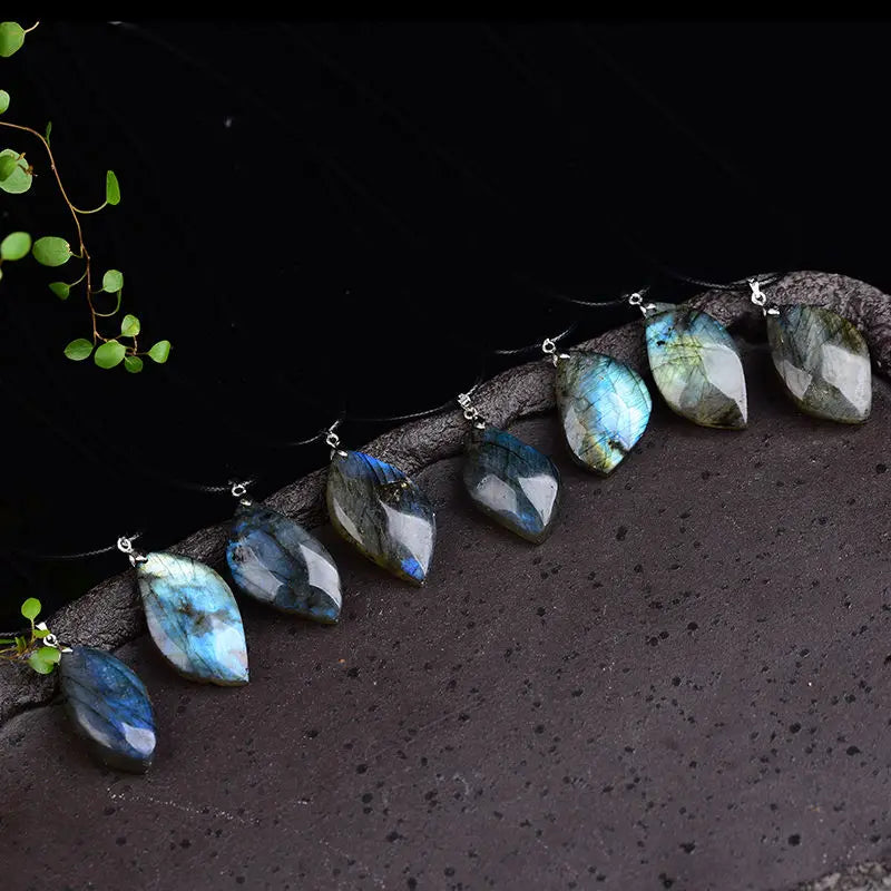 Crystal Pendant Necklace For Attracting Love & Prosperity - MysticPavilion